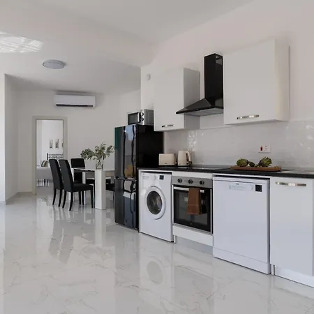 Jacuzzi Penthouse With Large Terrace & Views Apartment Marsalforn
